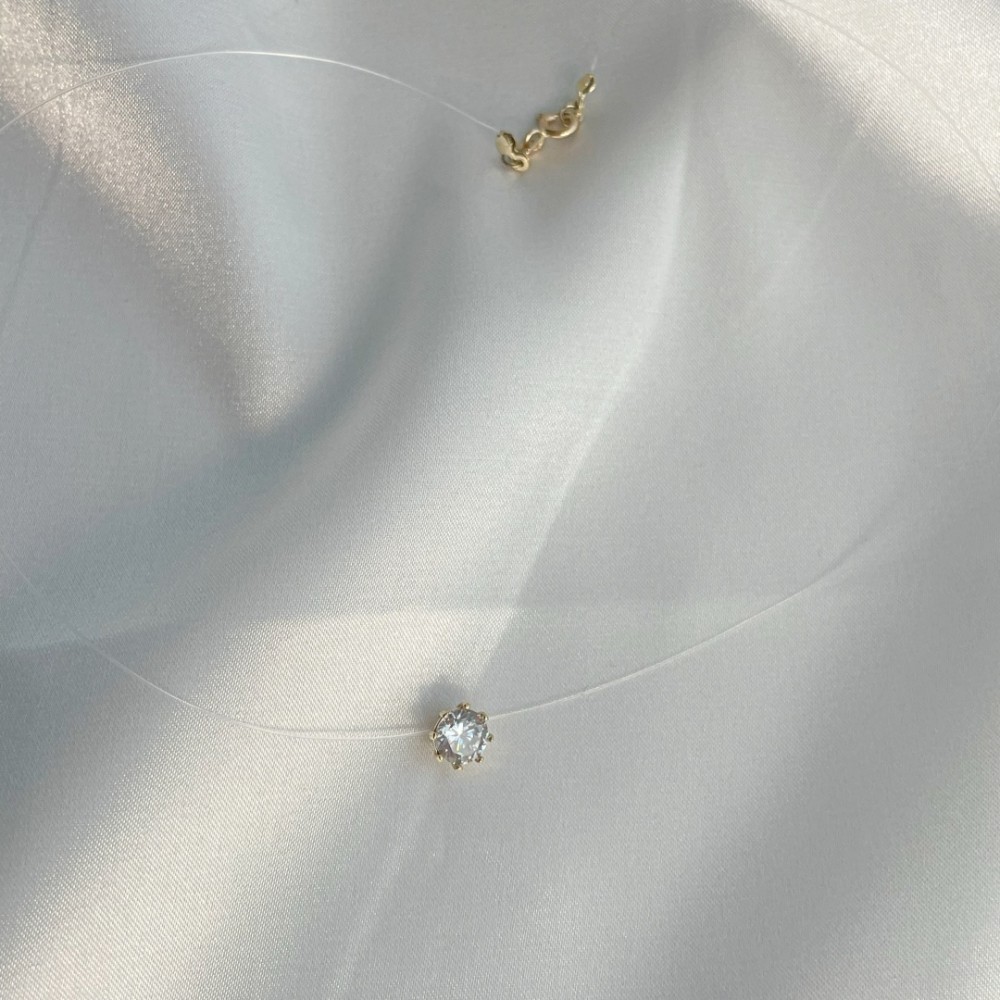 Colier pe fir transparent cu închizătoare și casetă din aur galben, decorată cu zirconiu Colier pe fir transparent cu închizătoare și casetă din aur galben, decorată cu zirconiu