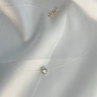 Colier pe fir transparent cu închizătoare și casetă din aur galben, decorată cu zirconiu Colier pe fir transparent cu închizătoare și casetă din aur galben, decorată cu zirconiu