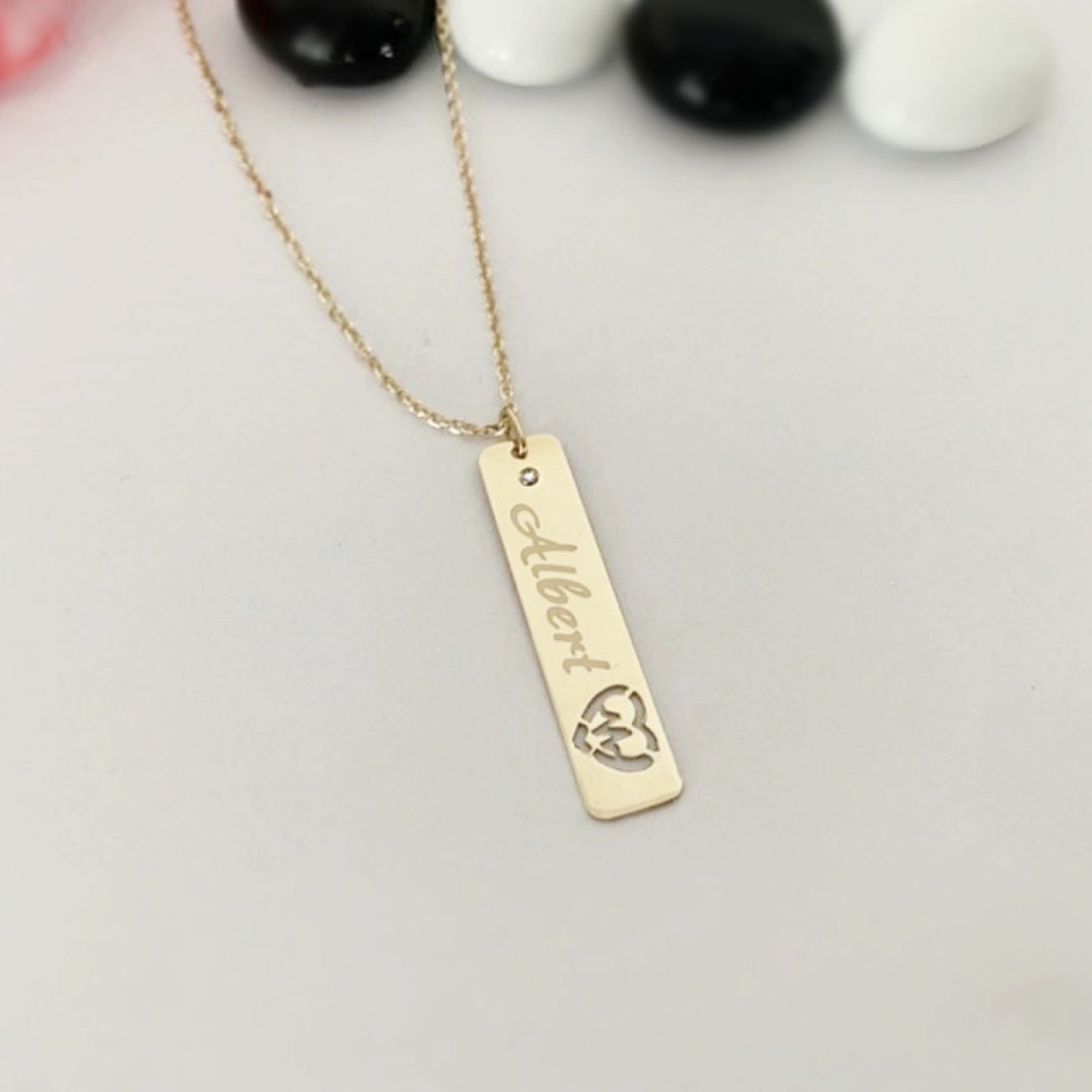 Lantisor cu placuta personalizata cu nume si simbol puls in inima- aur 14k si diamant natural