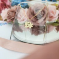 Lantisor cu pandantiv trei floricele - aur galben, alb sau roze 14K